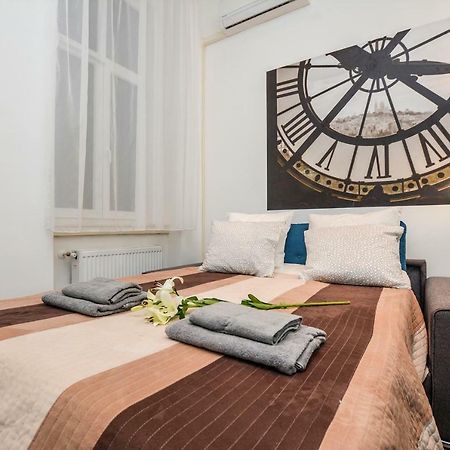 Timeless Apartment With Free Private Parking Boedapest Buitenkant foto