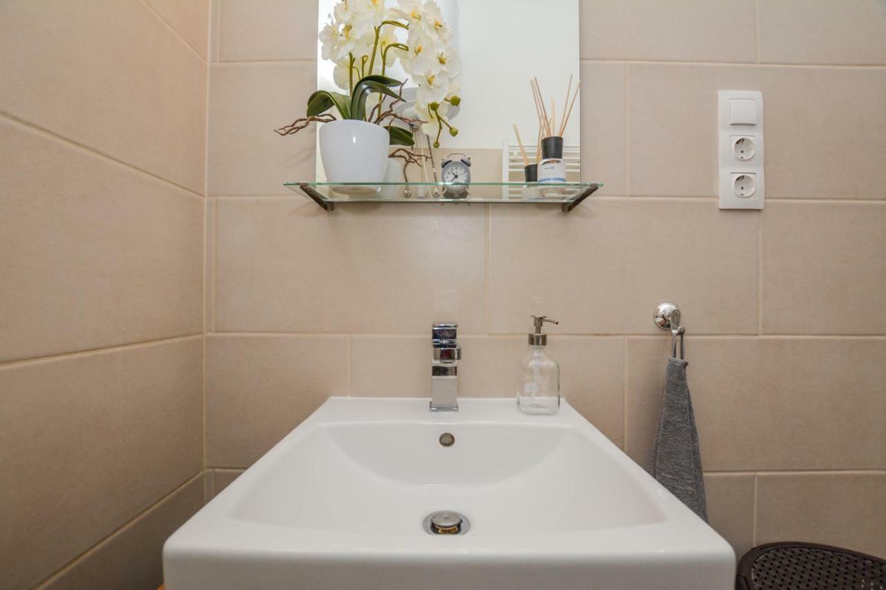 Timeless Apartment With Free Private Parking Boedapest Buitenkant foto