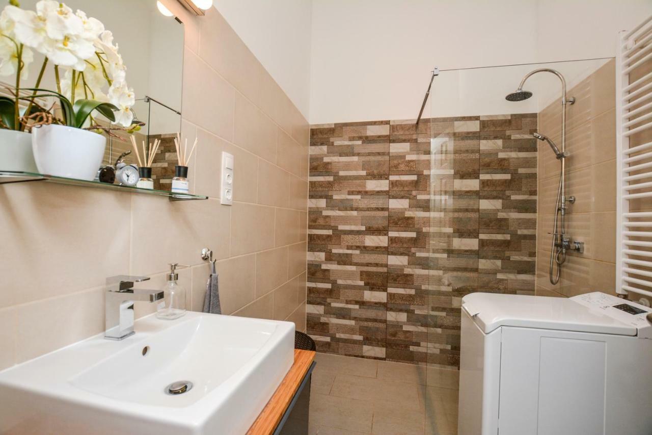 Timeless Apartment With Free Private Parking Boedapest Buitenkant foto