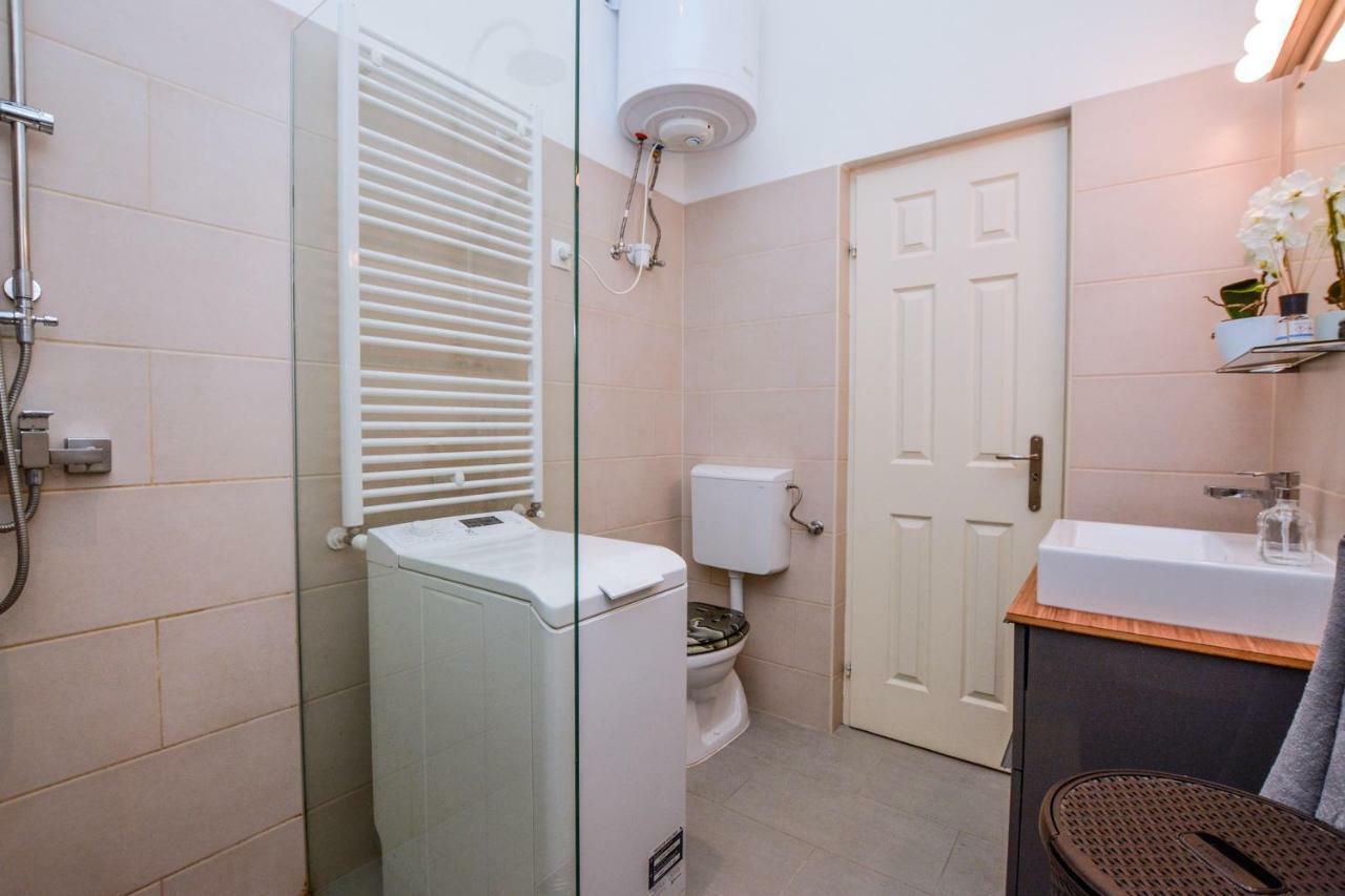 Timeless Apartment With Free Private Parking Boedapest Buitenkant foto