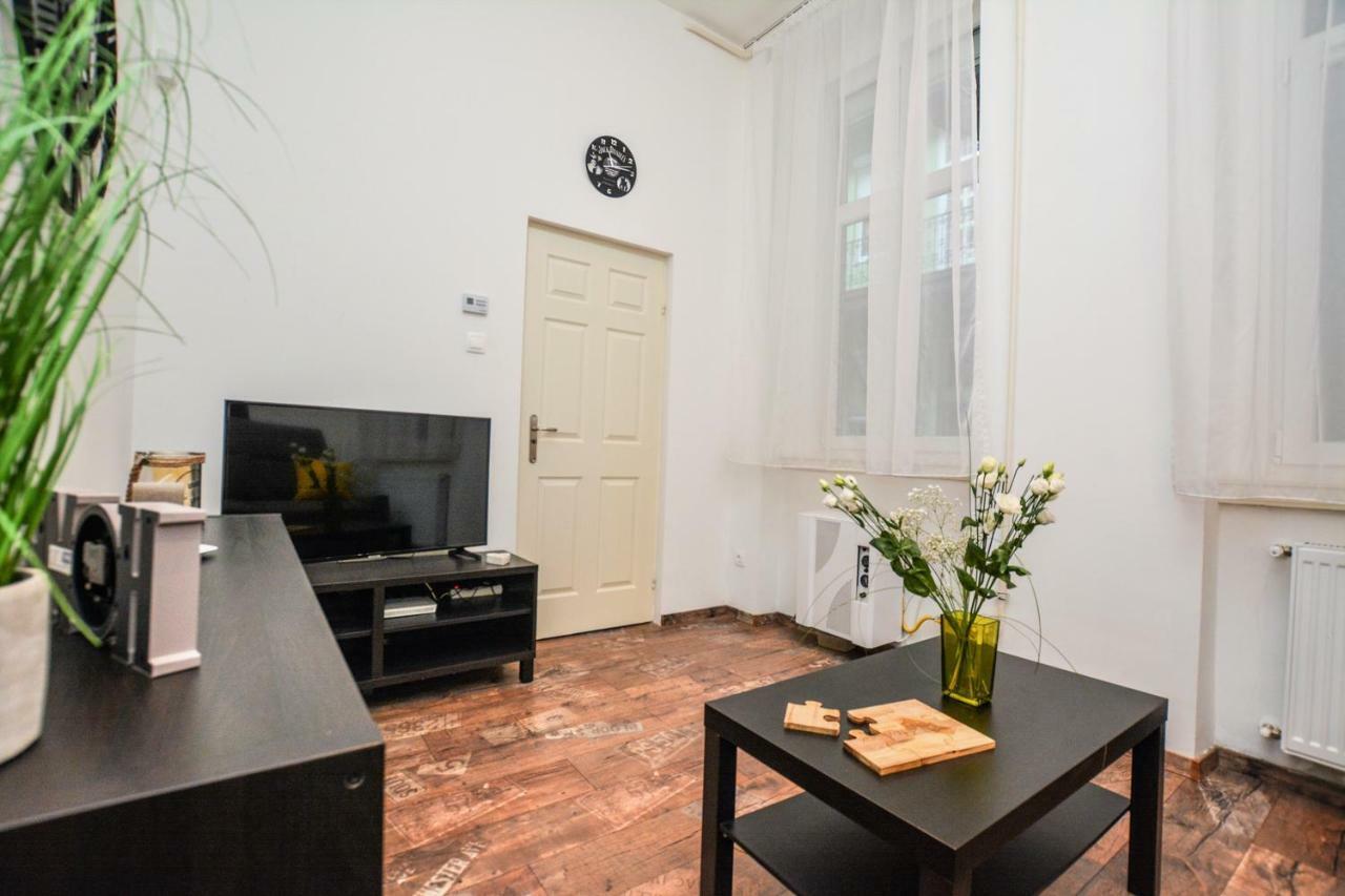 Timeless Apartment With Free Private Parking Boedapest Buitenkant foto