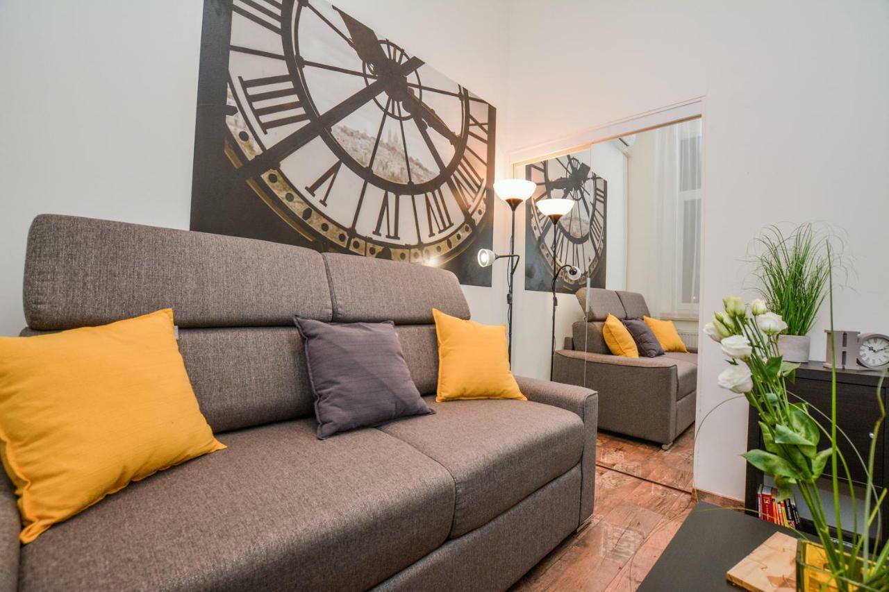 Timeless Apartment With Free Private Parking Boedapest Buitenkant foto