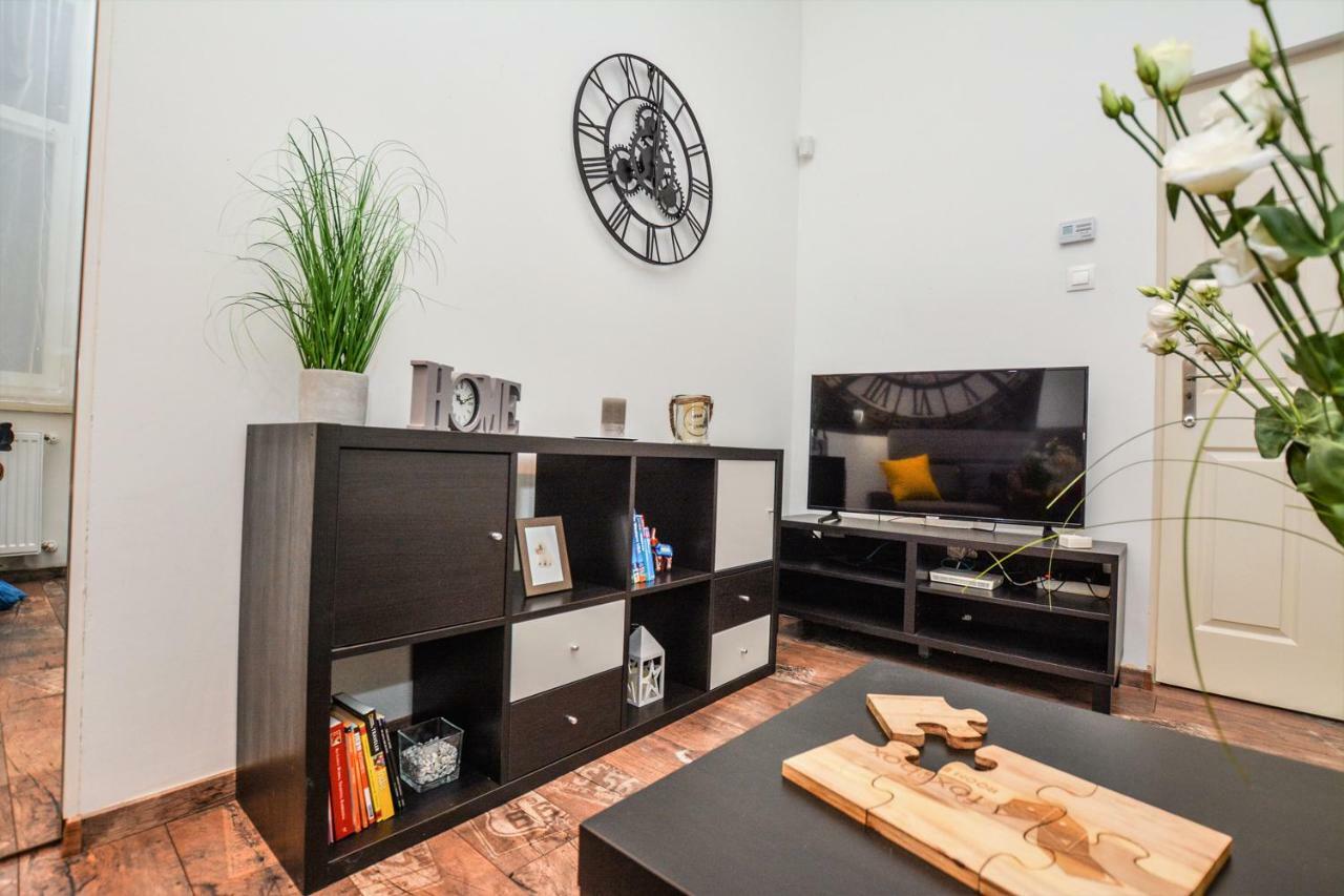 Timeless Apartment With Free Private Parking Boedapest Buitenkant foto