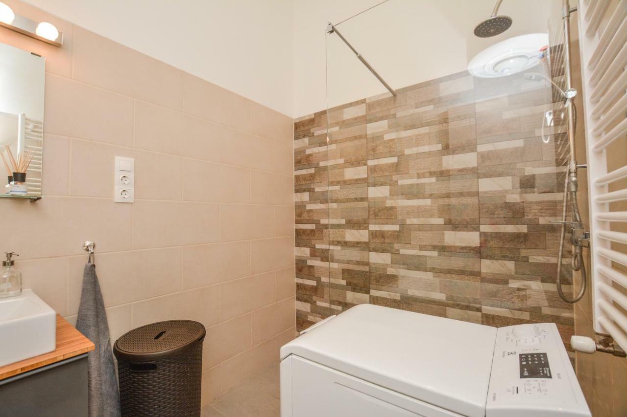 Timeless Apartment With Free Private Parking Boedapest Buitenkant foto
